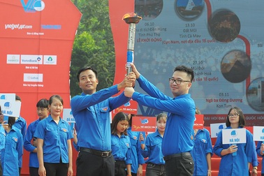 Truyền ngọn lửa thiêng mang niềm tự hào dân tộc từ Đền Hùng đi khắp đất nước