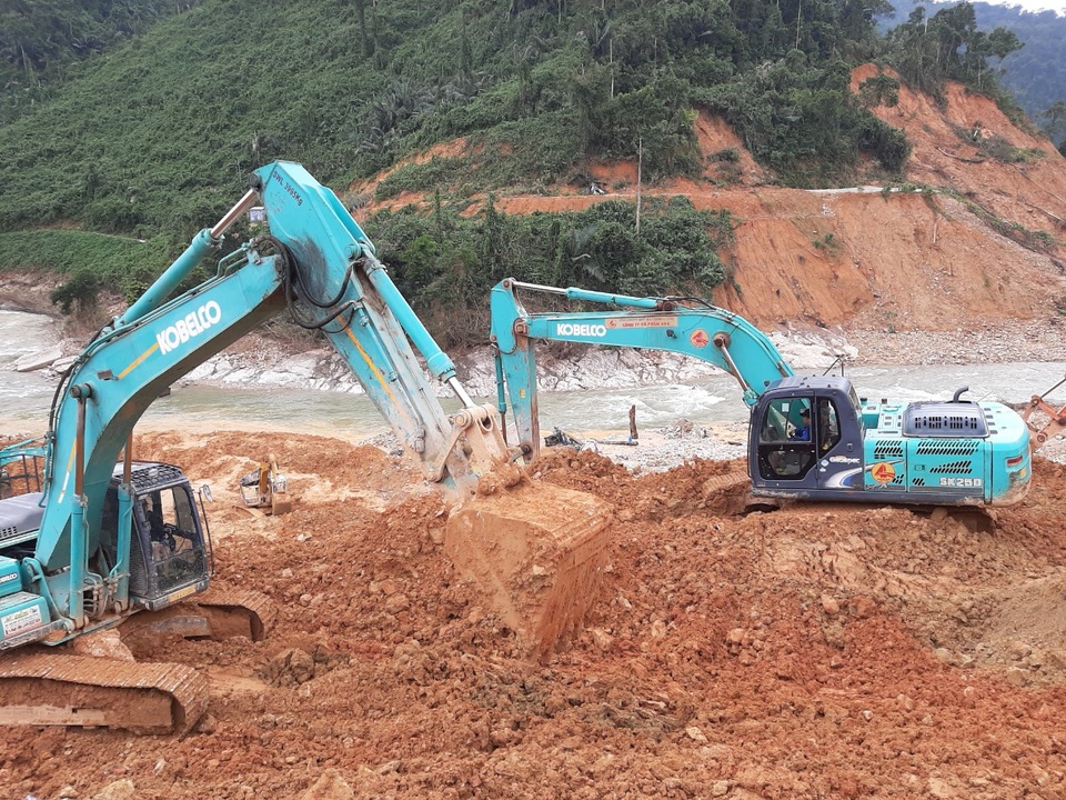 Người thân gào khóc giữa mênh mông sạt lở Rào Trăng - 7 Người thân gào khóc giữa mênh mông sạt lở Rào Trăng - 7