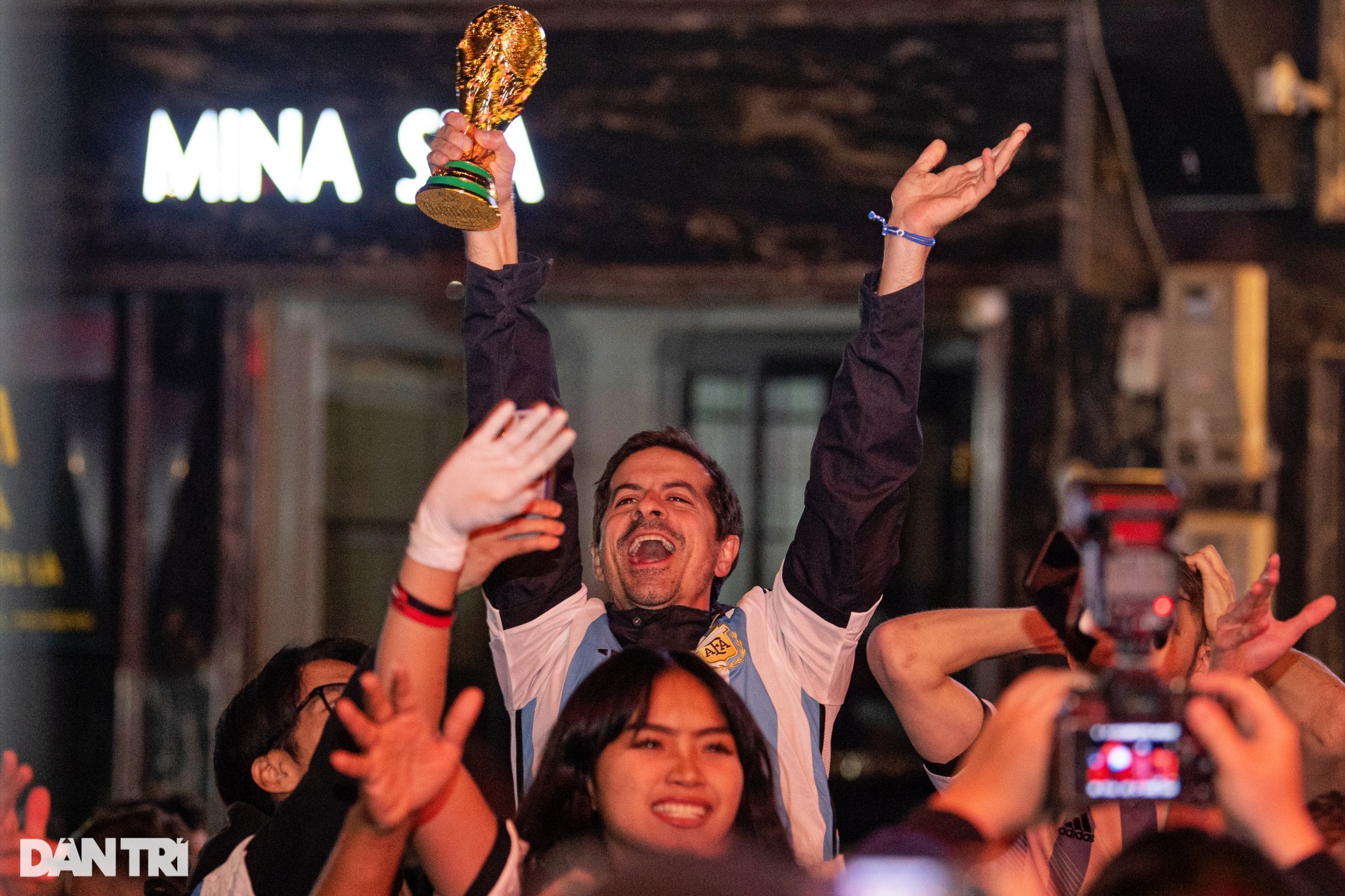 Hà Nội đêm không ngủ, cuồng nhiệt theo dõi trận chung kết World Cup 2022 - 18 Hà Nội đêm không ngủ, cuồng nhiệt theo dõi trận chung kết World Cup 2022 - 18