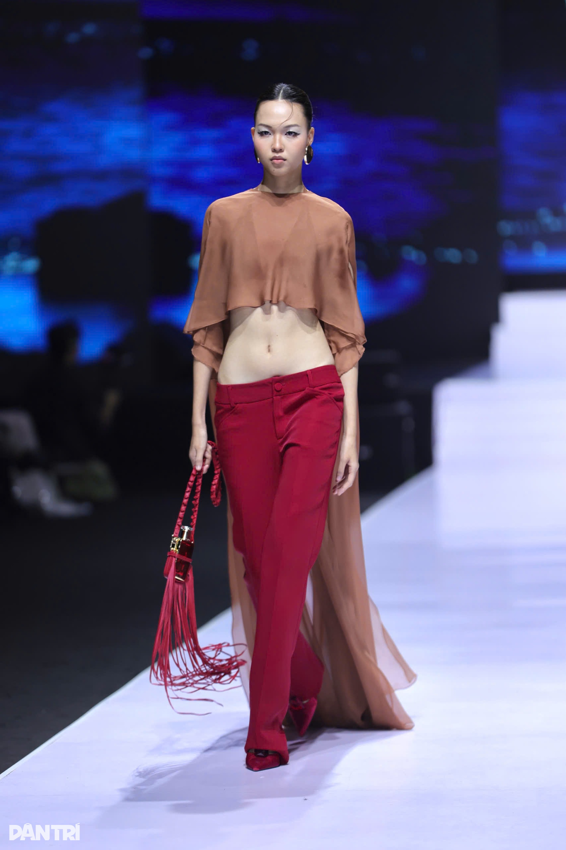 Lan Khuê nói về đam mê hàng hiệu và bí quyết tỏa sáng trên sàn diễn - 11 Lan Khuê nói về đam mê hàng hiệu và bí quyết tỏa sáng trên sàn diễn - 11