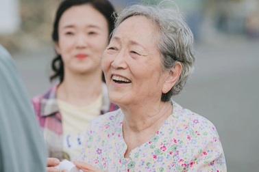 Cháu về quê chơi, mẹ tôi nhập viện vì kiệt sức nhưng vẫn... hạnh phúc