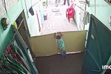 Hình ảnh em bé chạy theo để chào tạm biệt ba khiến nhiều người cảm động