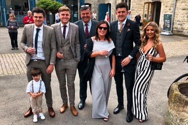 Cha của trung vệ Maguire bị đạp gãy hai xương sườn tại Wembley