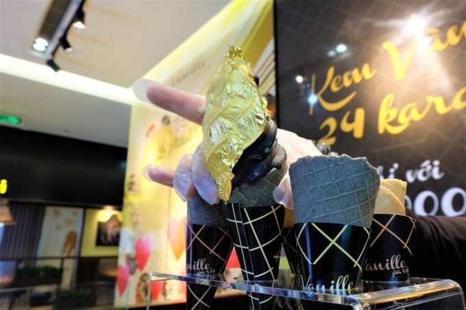 Chủ tiệm nói gì về kem dát vàng 24k sang chảnh đang gây “sốt” ở Hà Nội? - Ảnh 1. Chủ tiệm nói gì về kem dát vàng 24k sang chảnh đang gây “sốt” ở Hà Nội? - Ảnh 1.
