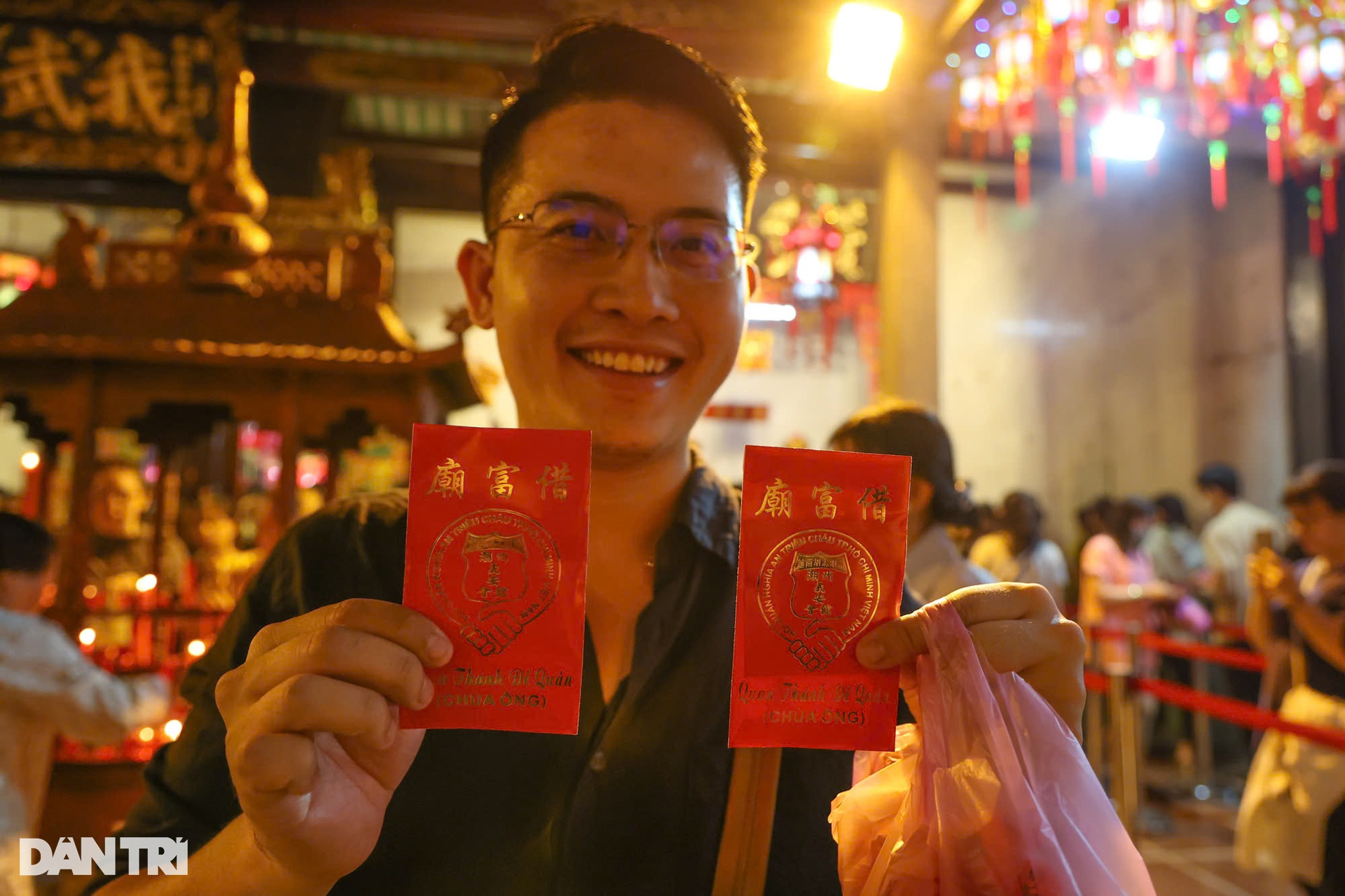 Hàng nghìn người đổ về chùa Ông TPHCM vay tiền lấy lộc đầu năm - 7 Hàng nghìn người đổ về chùa Ông TPHCM vay tiền lấy lộc đầu năm - 7