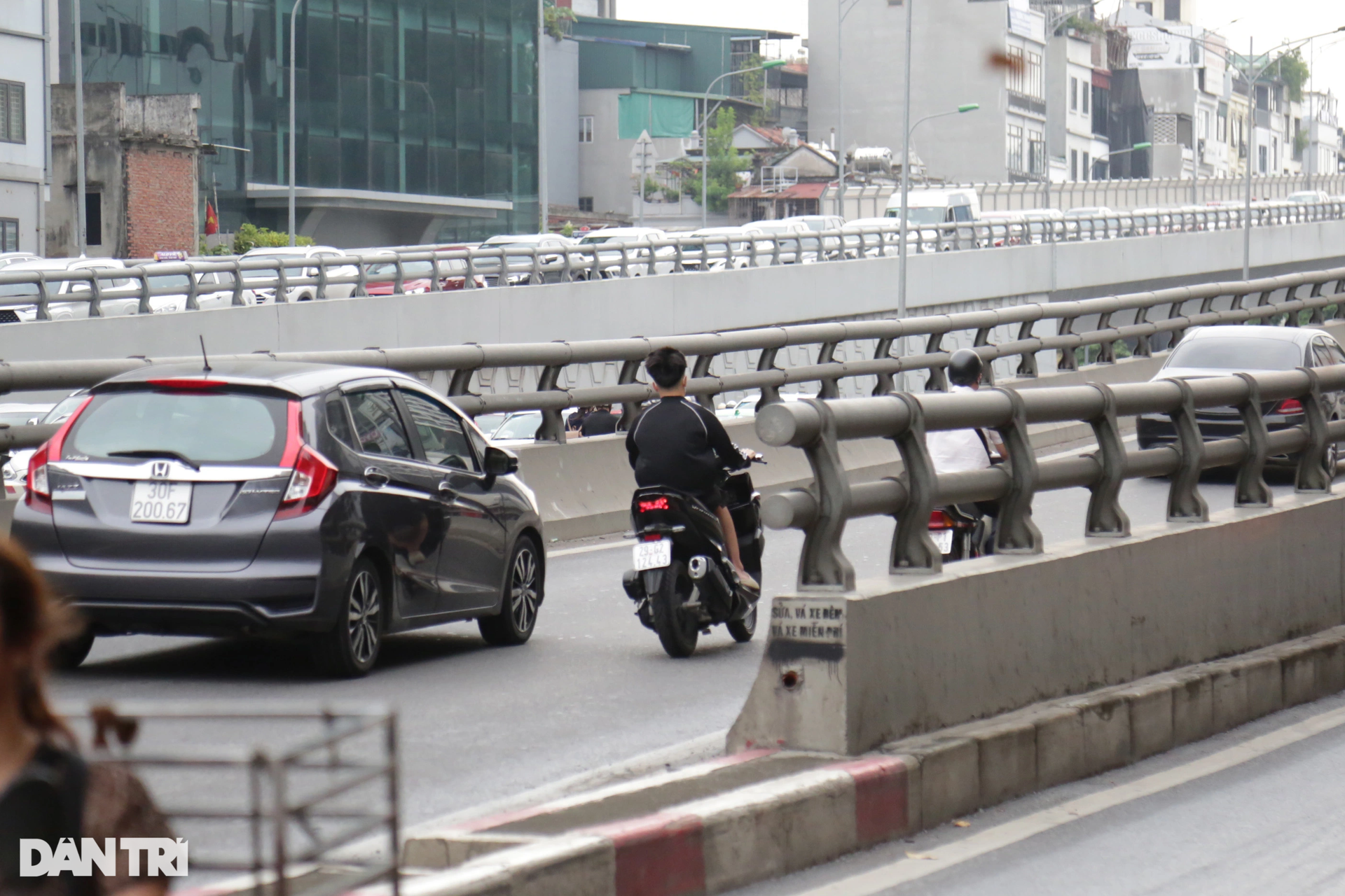 Hà Nội: CSGT xử lý hàng loạt xe máy đi vào đường Vành đai 2 trên cao - 13