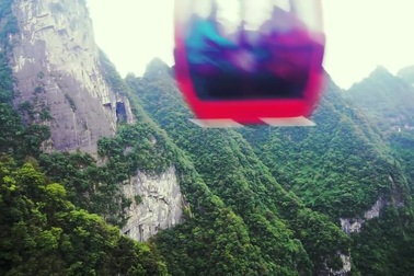 Ngồi cáp treo dài nhất thế giới tới cổng trời