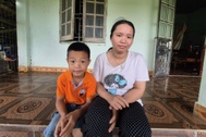 Con và cháu chậm phát triển trí tuệ, ông bà ngoại cật lực gồng gánh