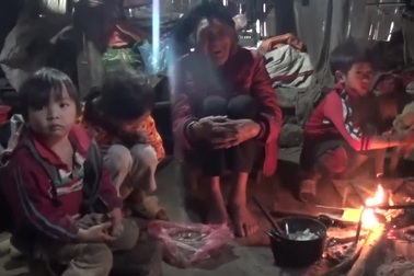 Nghẹn lòng bà 80 tuổi đi nhặt đá nuôi 3 cháu nhỏ dại.