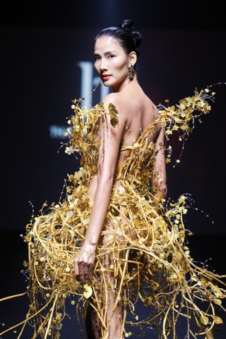 Hoàng Thùy dát hơn 100 lá vàng lên người, diễn vedette ở Thượng Hải - 2