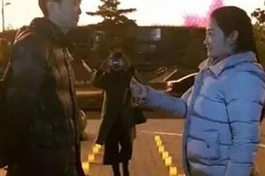 Nữ đại gia gây sốc với màn cầu hôn bạn trai "bá đạo" bằng 900 taxi