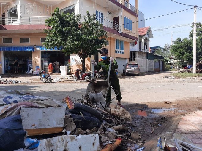 Công an Hà Tĩnh: Huy động tối đa lực lượng giúp nhân dân khắc phục lũ lụt - Ảnh 1.