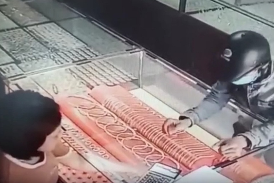 Vờ mua vàng rồi cướp giữa ban ngày - 1 Vờ mua vàng rồi cướp giữa ban ngày - 1