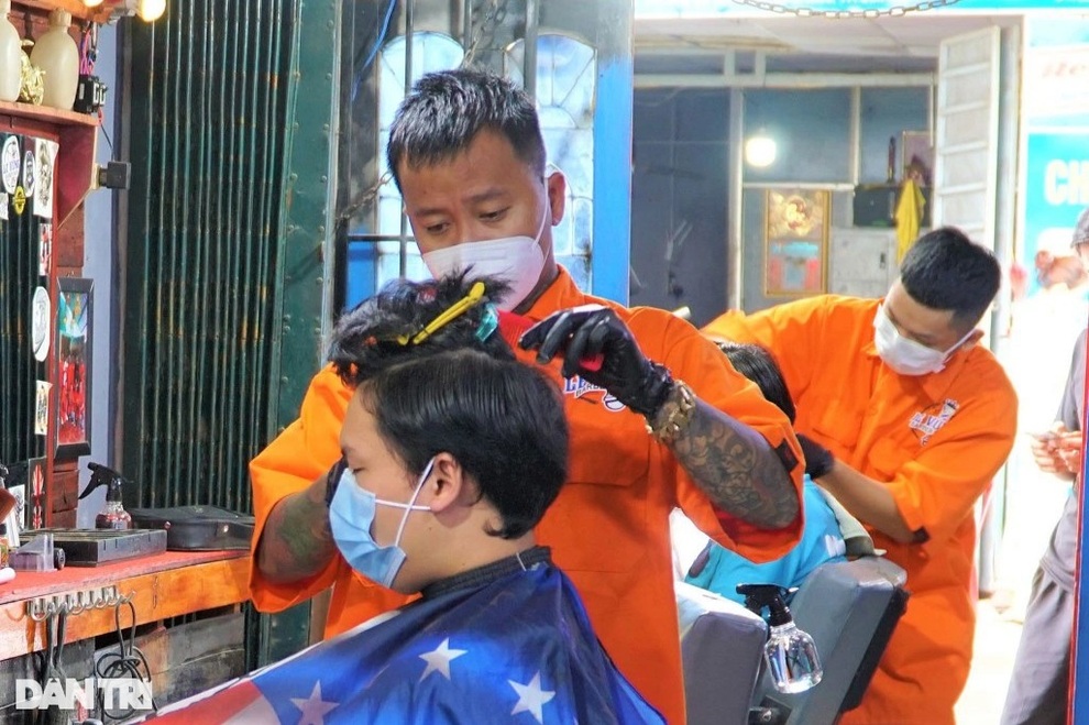 Việc ngập ngụa, thợ cắt tóc liên tiếp khất nợ đơn hàng với khách - 2 Việc ngập ngụa, thợ cắt tóc liên tiếp khất nợ đơn hàng với khách - 2