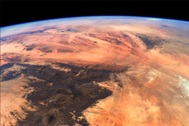 "Sốc" trước tấm ảnh Trái đất tươi đẹp nhìn chẳng khác gì sao Hỏa cằn cỗi