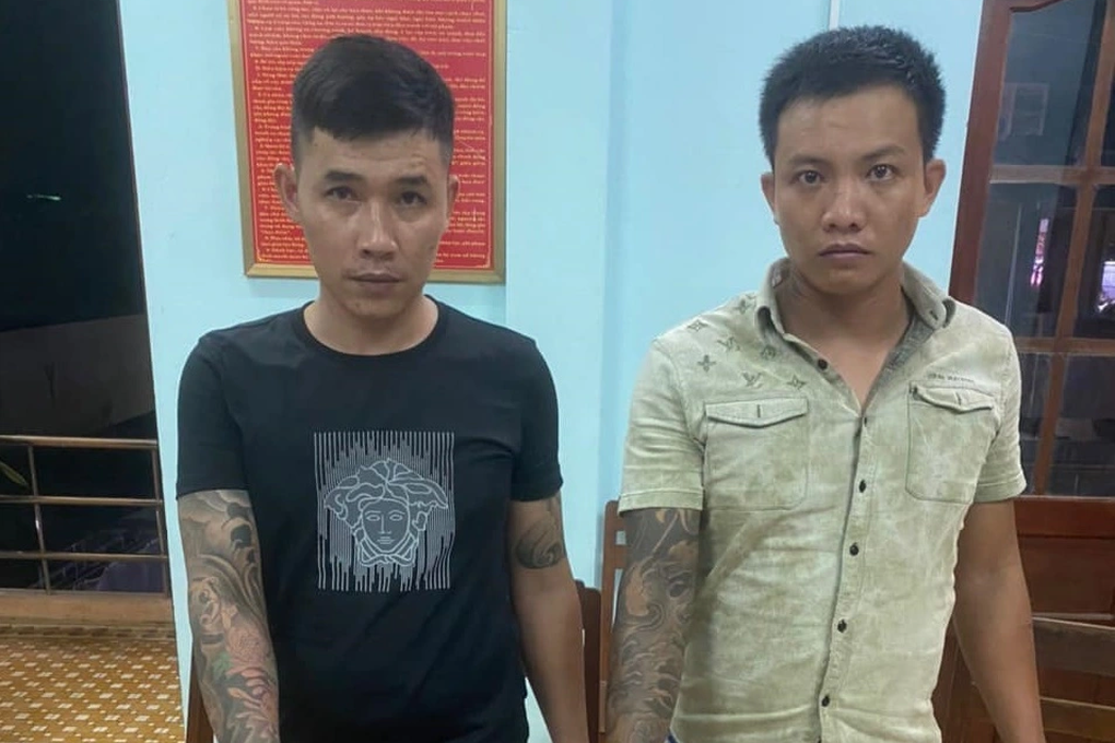 Bắt giữ 2 người mang súng đi giải quyết mâu thuẫn - 1 Bắt giữ 2 người mang súng đi giải quyết mâu thuẫn - 1