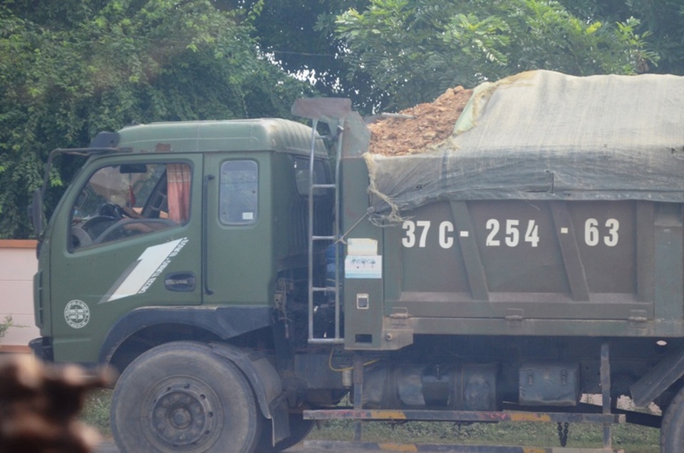 Nghệ An: Rầm rộ khai thác đất trái phép giữa thanh thiên bạch nhật! - 11 Nghệ An: Rầm rộ khai thác đất trái phép giữa thanh thiên bạch nhật! - 11