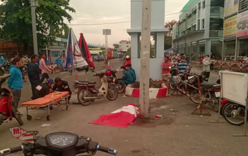 Nam tài xế ô tô công nghệ bị đâm chết ở cổng bến xe - 1 Nam tài xế ô tô công nghệ bị đâm chết ở cổng bến xe - 1
