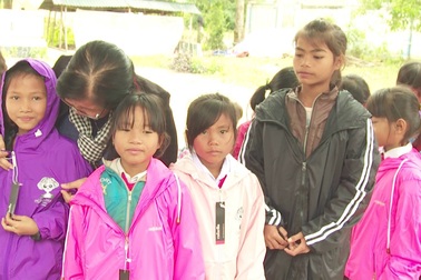 Hơn 1.000 áo ấm và xe đạp được chuyển đến học sinh nghèo vùng cao