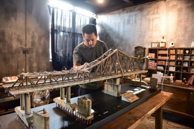 Chiêm ngưỡng mô hình cầu Long Biên thu nhỏ được làm trong 500 giờ