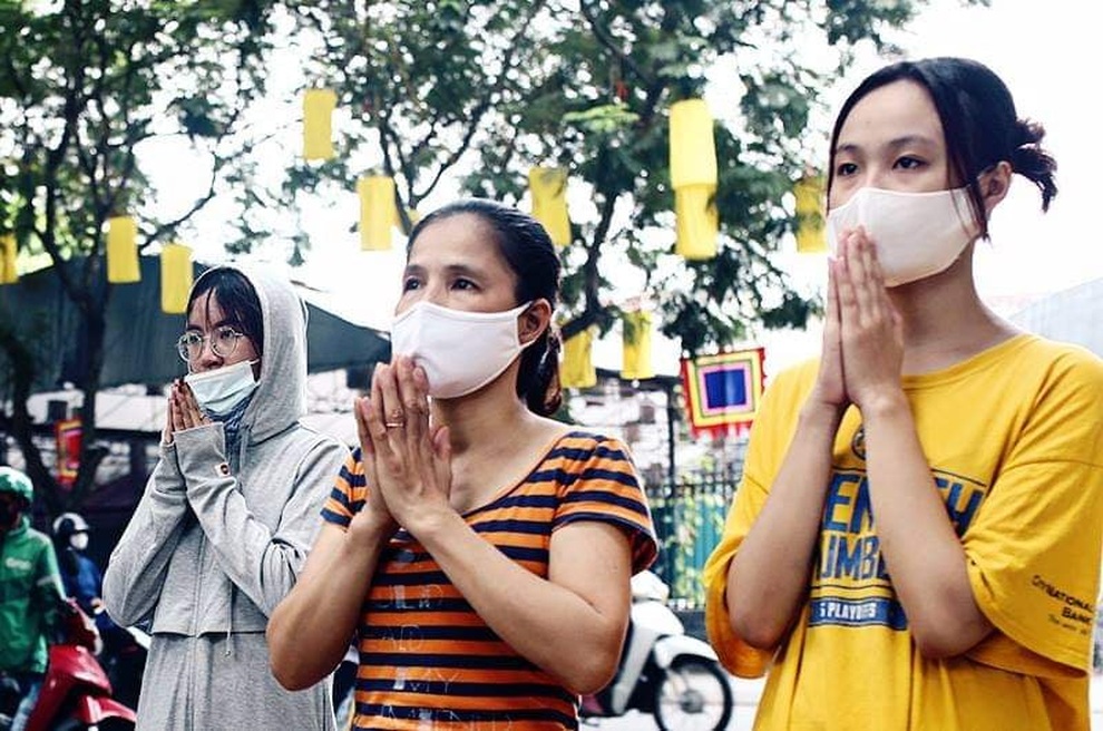 Thí sinh thi tốt nghiệp đặt lễ ngoài đường, vái vọng cầu may trước Văn Miếu - 5 Thí sinh thi tốt nghiệp đặt lễ ngoài đường, vái vọng cầu may trước Văn Miếu - 5