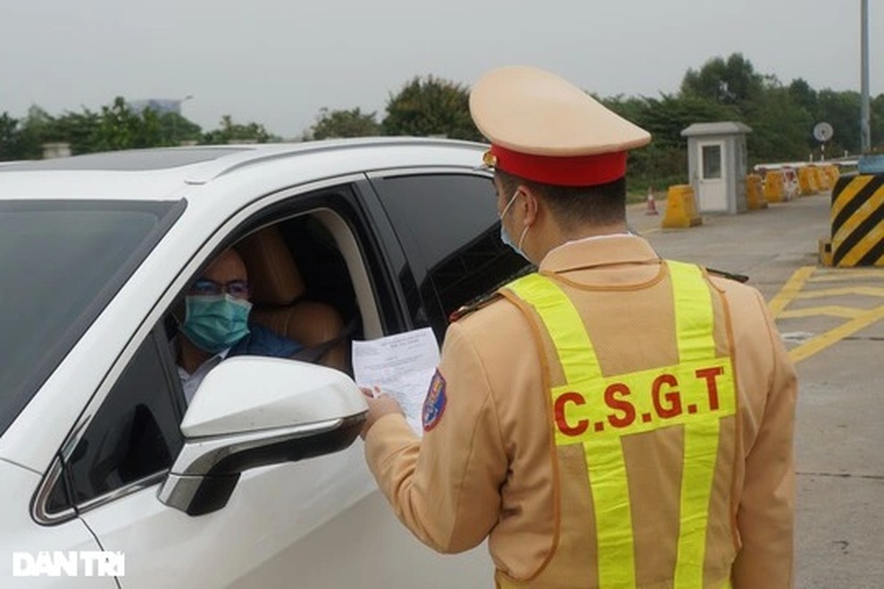 Bộ Công an: Không để người dân đu bám tàu hàng để tránh chốt kiểm dịch - 1 Bộ Công an: Không để người dân đu bám tàu hàng để tránh chốt kiểm dịch - 1
