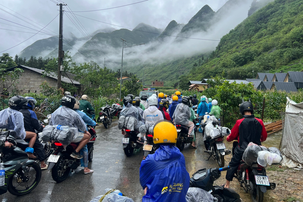 CSGT giúp 400 du khách nước ngoài vượt đường ngập lũ ở Hà Giang - 1 CSGT giúp 400 du khách nước ngoài vượt đường ngập lũ ở Hà Giang - 1
