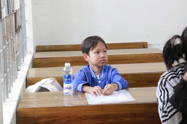 Thí sinh dự thi bị giám thị nhầm là học sinh tiểu học... đi lạc