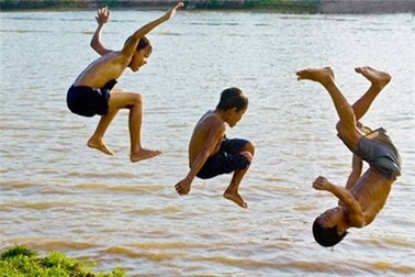  Trời nóng, trẻ dễ bị ngạt nước 