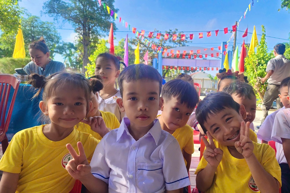 国境警備隊が小川を渡って村に入り、学生たちを開会式に運ぶ - 3 Chiến sĩ biên phòng lội suối vào bản, cõng học sinh đi khai giảng - 3