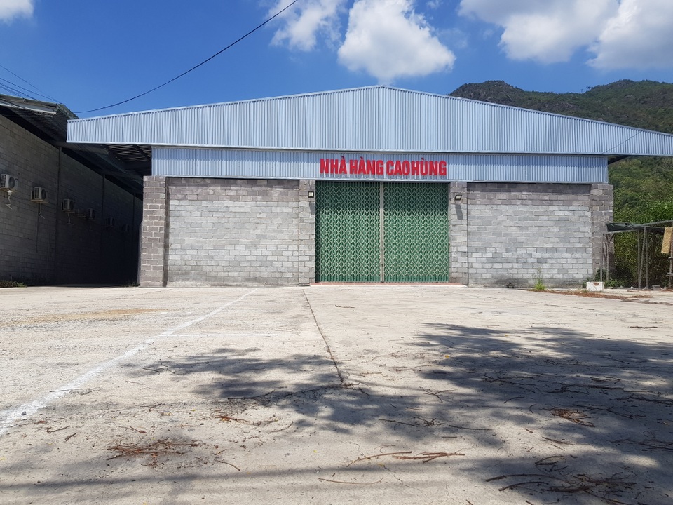 Loạt showroom đón khách Trung Quốc xây trái phép vẫn chưa bị tháo dỡ - 2 Loạt showroom đón khách Trung Quốc xây trái phép vẫn chưa bị tháo dỡ - 2