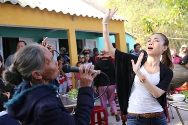 Mỹ Tâm làm vũ công phụ họa cho các cụ già