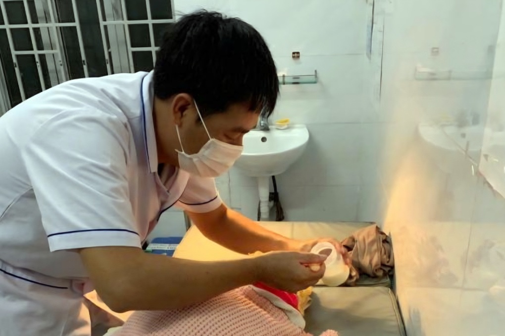 Bé gái sơ sinh còn nguyên dây rốn bị bỏ rơi ven đường sắt - 1 Bé gái sơ sinh còn nguyên dây rốn bị bỏ rơi ven đường sắt - 1