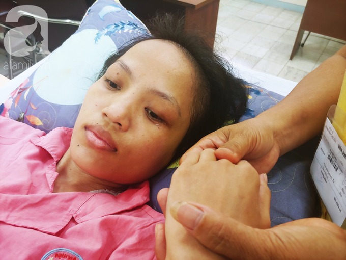 Người mẹ bật khóc nhìn con gái bị cắt chân, nằm liệt giường sau khi mổ não - Ảnh 5. Người mẹ bật khóc nhìn con gái bị cắt chân, nằm liệt giường sau khi mổ não - Ảnh 5.