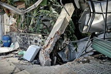 Xe tải mất lái lao vào nhà dân ở TPHCM