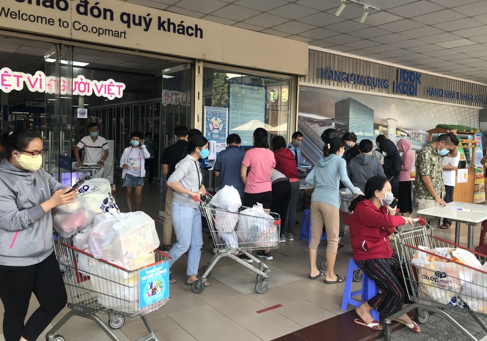 TPHCM: Sau lệnh giãn cách xã hội, siêu thị đông nghẹt, cạn hàng - 12 TPHCM: Sau lệnh giãn cách xã hội, siêu thị đông nghẹt, cạn hàng - 12