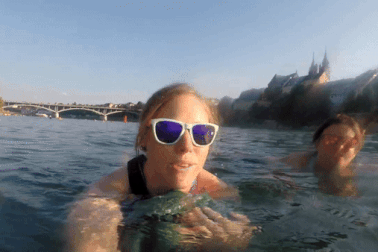 Tránh giao thông đông đúc giờ cao điểm, người dân bơi từ chỗ làm về nhà