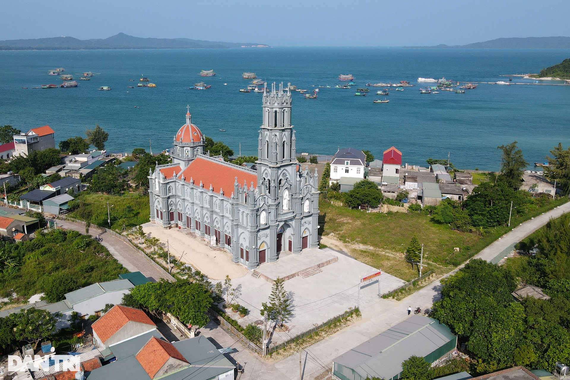 Chiêm ngưỡng nhà thờ công giáo tuyệt đẹp trên đảo Thanh Lân - 2 Chiêm ngưỡng nhà thờ công giáo tuyệt đẹp trên đảo Thanh Lân - 2