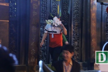 Sau lễ Khai ấn, đại biểu ùa vào đền Thiên Trường “xin lộc”