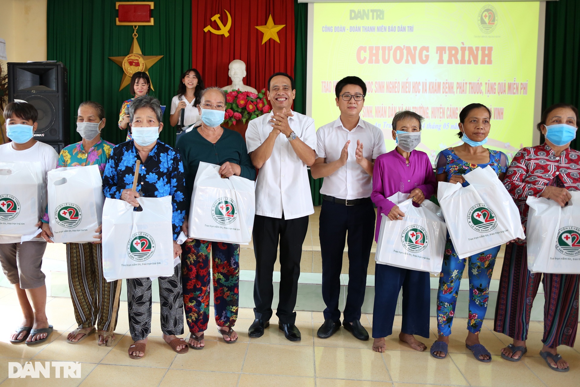 Người dân Trà Vinh được khám bệnh miễn phí, nhận học bổng từ báo Dân trí - 10 Người dân Trà Vinh được khám bệnh miễn phí, nhận học bổng từ báo Dân trí - 10