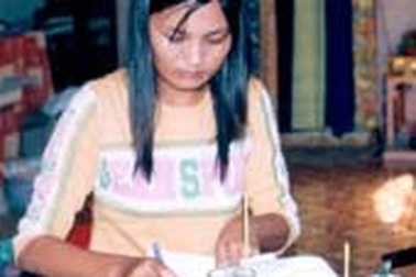 Hơn 20 tên côn đồ hành hung một phụ nữ