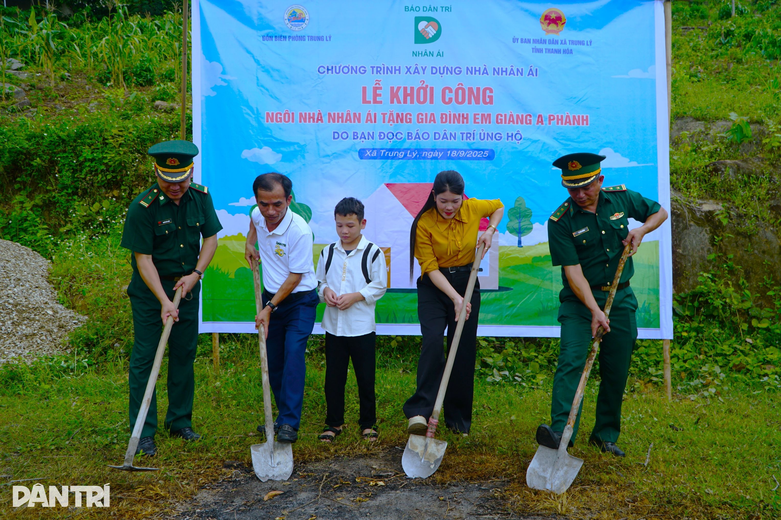 Cậu học trò mồ côi cha, mẹ bỏ đi, được bạn đọc Dân trí giúp đỡ xây nhà mới