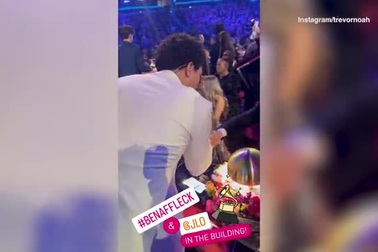 Ben Affleck và Jennifer Lopez ngồi trong khán phòng lễ trao giải Grammy