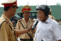 Phạt hàng chục triệu đồng tài xế chống đối kiểm tra nồng độ cồn