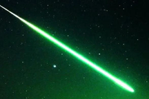 Những vật thể bí ẩn phát sáng xanh lá cây đang đổ xuống Trái Đất