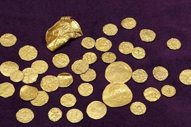 Xúc đất, vô tình tìm ra kho báu vàng  1.400 năm lớn nhất nước Anh