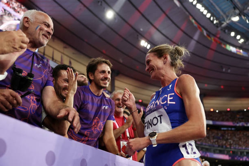 Nữ VĐV cầu hôn bạn trai sau khi hoàn thành phần thi tại Olympic 2024 - 1 Nữ VĐV cầu hôn bạn trai sau khi hoàn thành phần thi tại Olympic 2024 - 1