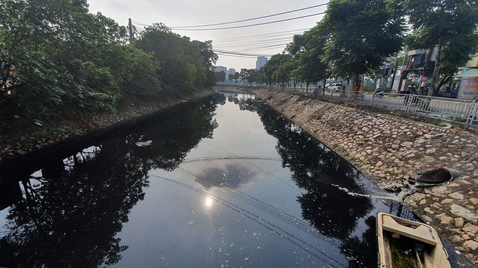Hình ảnh những dòng sông bốc mùi ở Hà Nội mòn mỏi chờ “hồi sinh” - 3 Hình ảnh những dòng sông bốc mùi ở Hà Nội mòn mỏi chờ “hồi sinh” - 3