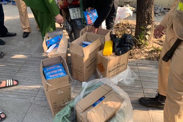 Hà Nội: Phát hiện đối tượng vận chuyển gần 1 tạ pháo cho khách