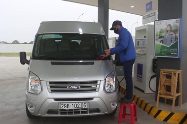 Phong cách phục vụ "chuẩn Nhật" của nhân viên trạm xăng IQ8. (Video: Hồng Vân)